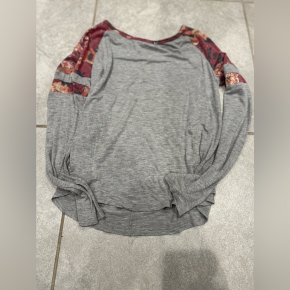 Womens Revine Brand Long Sleeve Gray Shirt W/ Floral Decals On Arms, Size Small - Picture 1 of 5